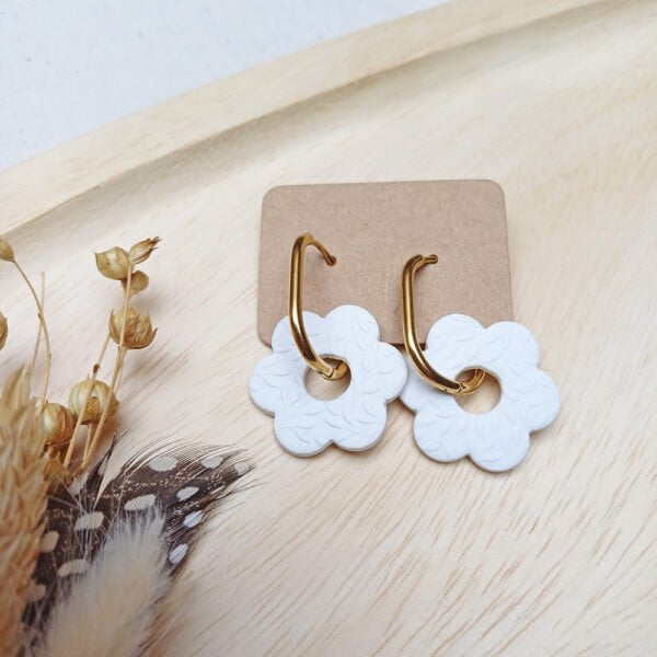 Ohrringe mit Anhänger „Blume" Weiß / Goldfarben
