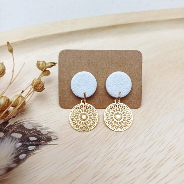 Ohrringe mit Anhänger „Mandala" Weiß / Goldfarben