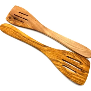 Pfannenwender mit Schlitzen aus Olivenholz