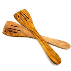 Pfannenwender mit Schlitzen aus Olivenholz