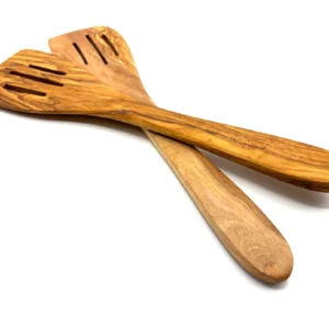 Pfannenwender mit Schlitzen aus Olivenholz