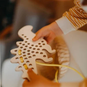 Großes Schnürspielzeug aus Holz, Dinosaurier