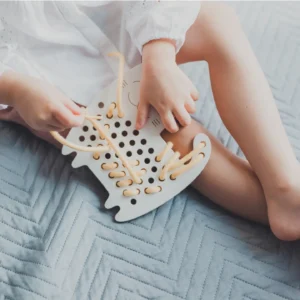 Großes Schnürspielzeug aus Holz, Katze