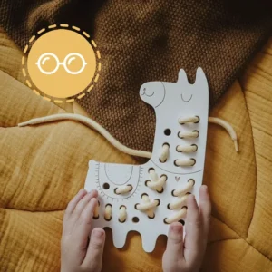 Großes Schnürspielzeug aus Holz, Lama